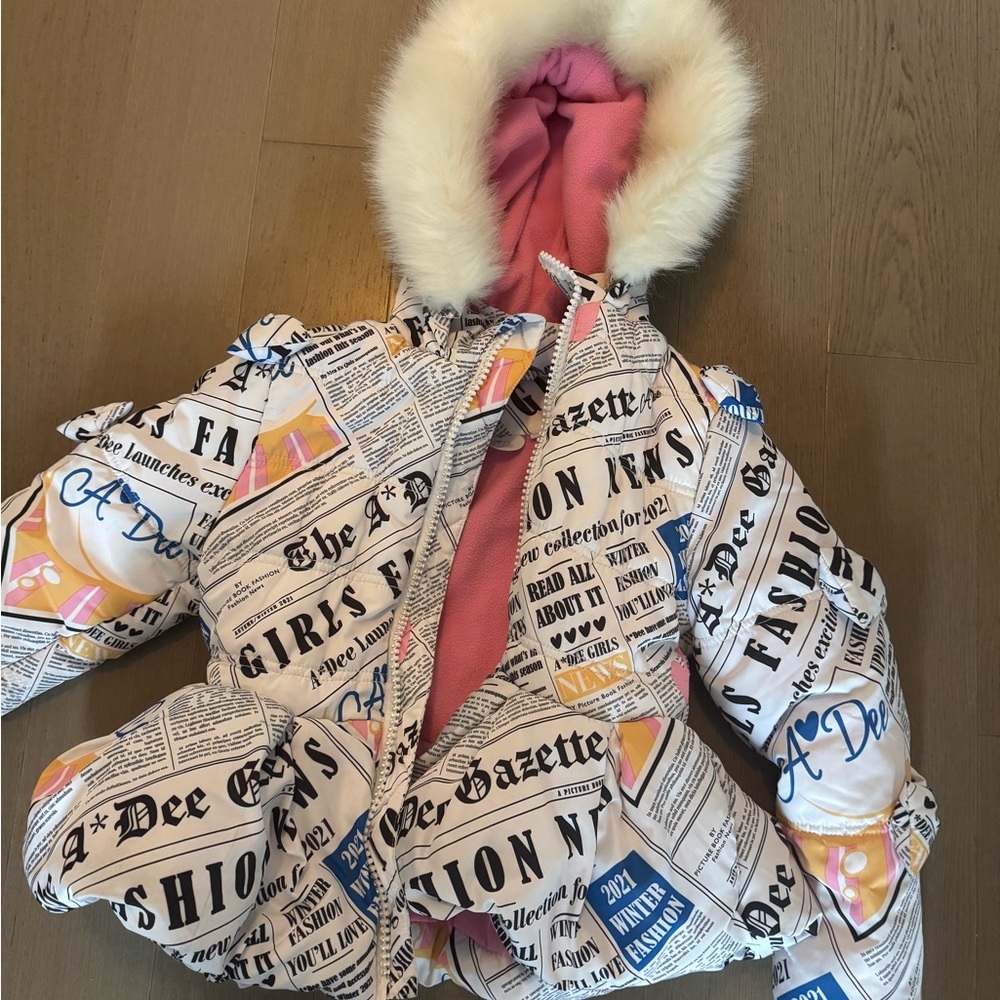A Dee Chic Newspaper coat for your Mini - Sold out! 🌟
